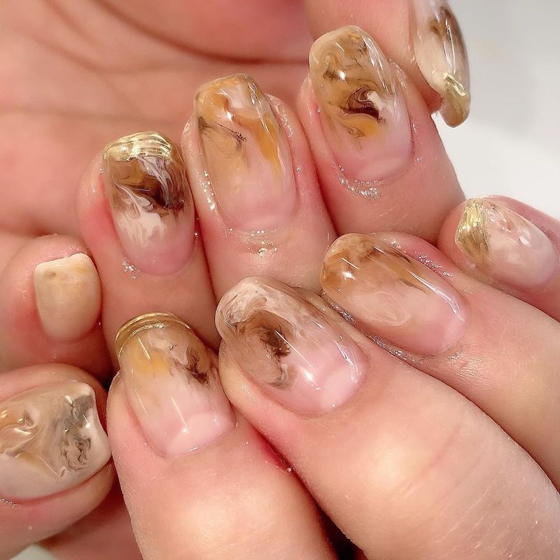cliomakeup-unghie-autunno-2020-marble-nails-teamclio-9