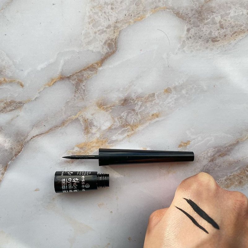 cliomakeup-prodotti-essence-teamclio-eyeliner-swatches