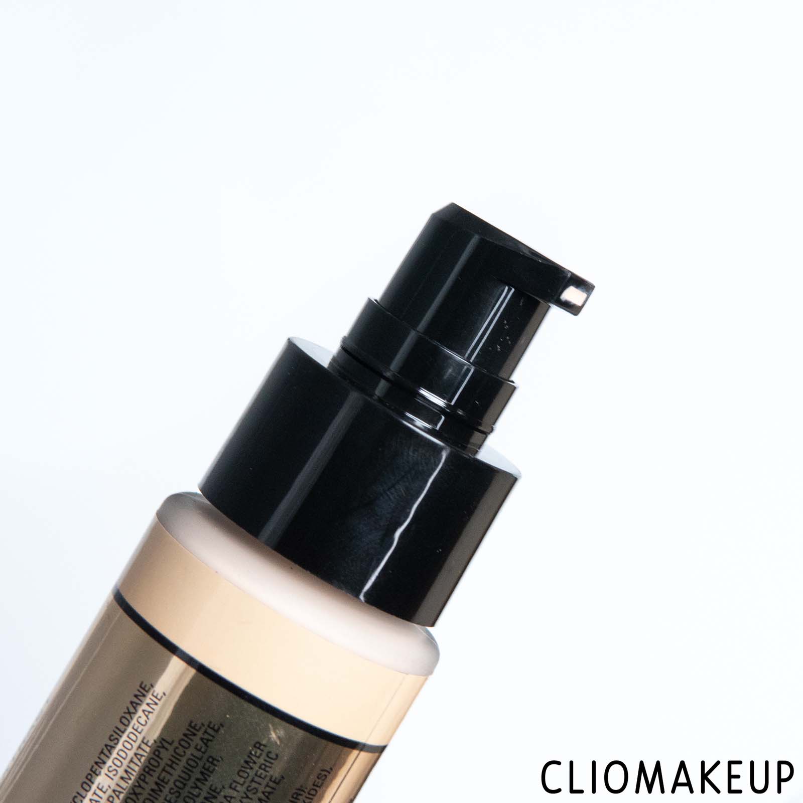 cliomakeup-recensione-fondotinta-makeup-revolution-conceal-e-glow-illuminating-foundation-5