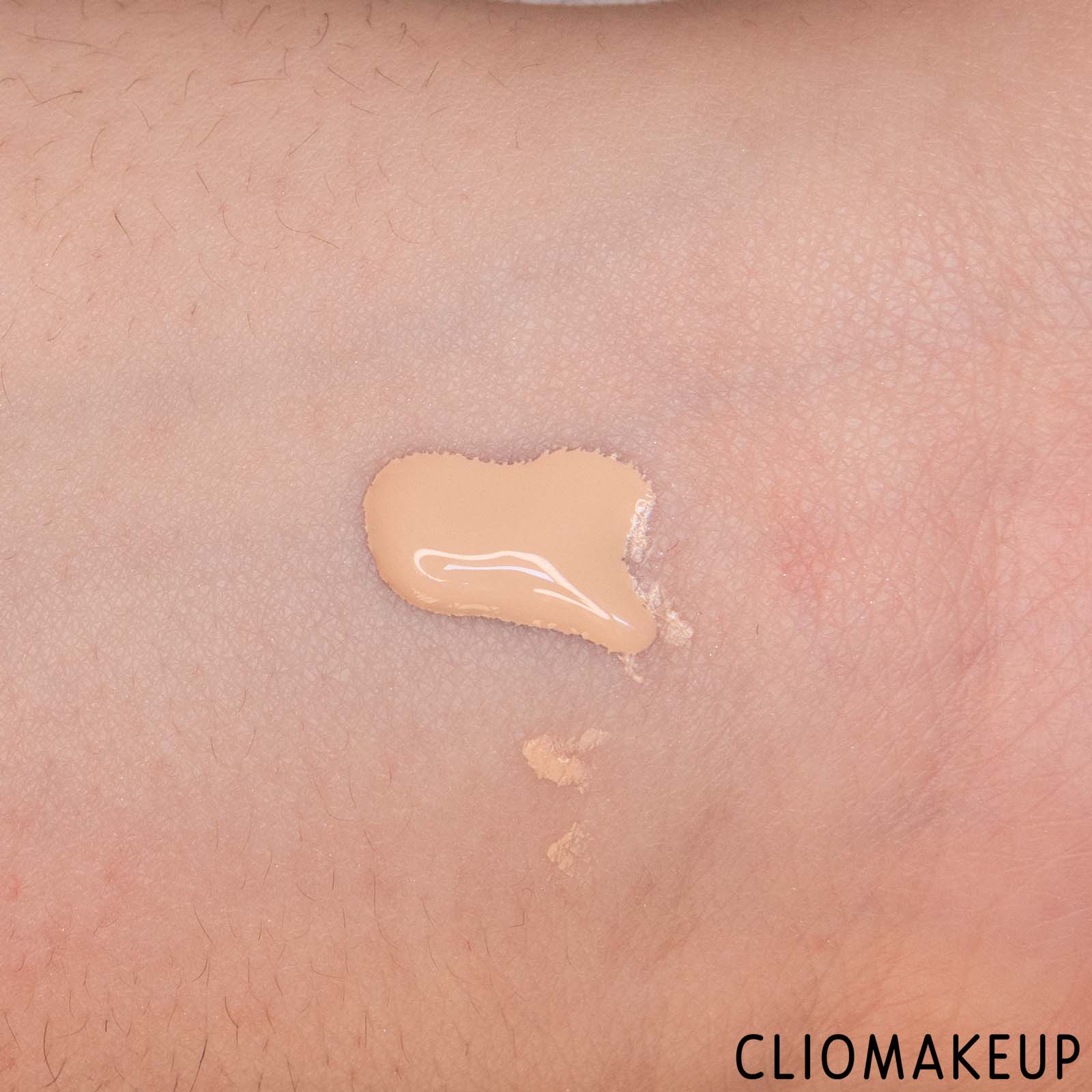 cliomakeup-recensione-fondotinta-makeup-revolution-conceal-e-glow-illuminating-foundation-7