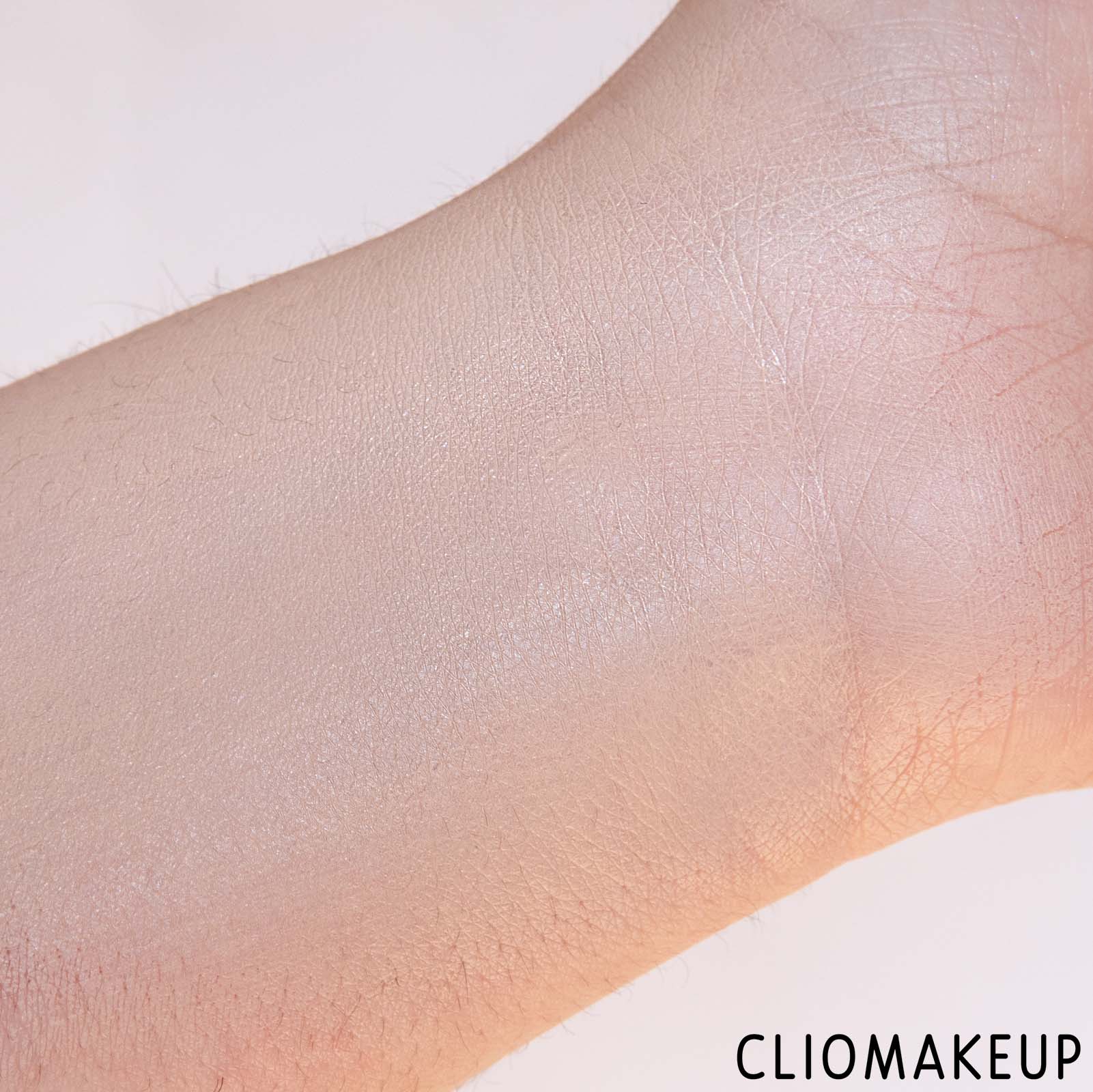 cliomakeup-recensione-fondotinta-makeup-revolution-conceal-e-glow-illuminating-foundation-8