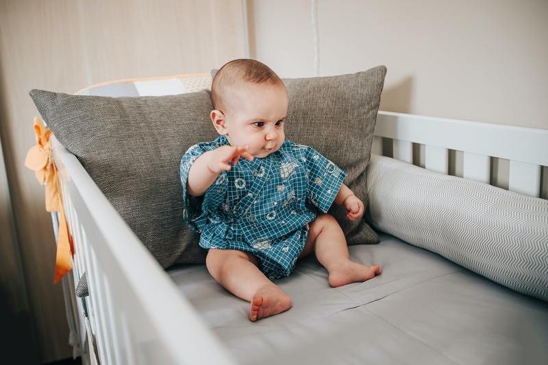 cliomakeup-culla-cosleeping-bambino-seduto