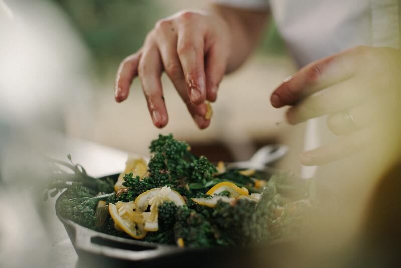 cliomakeup-ricetta-chips-cavolo-nero-insalata-vegan