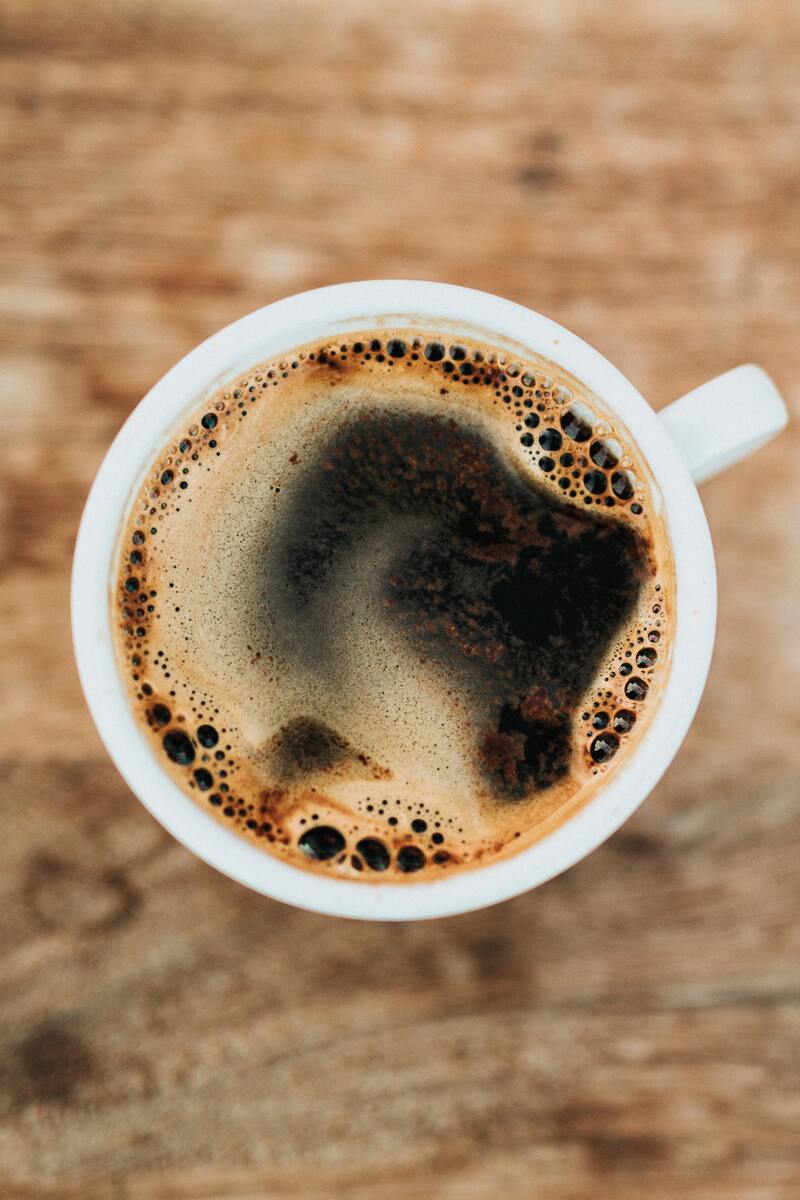 cliomakeup-come-scurire-i-capelli-caffe