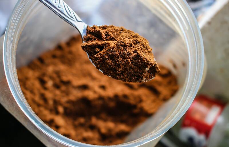 cliomakeup-come-scurire-i-capelli-con-polvere-di-cacao