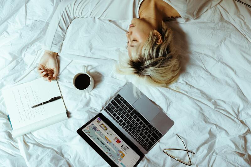 cliomakeup-disturbi-del-sonno-computer