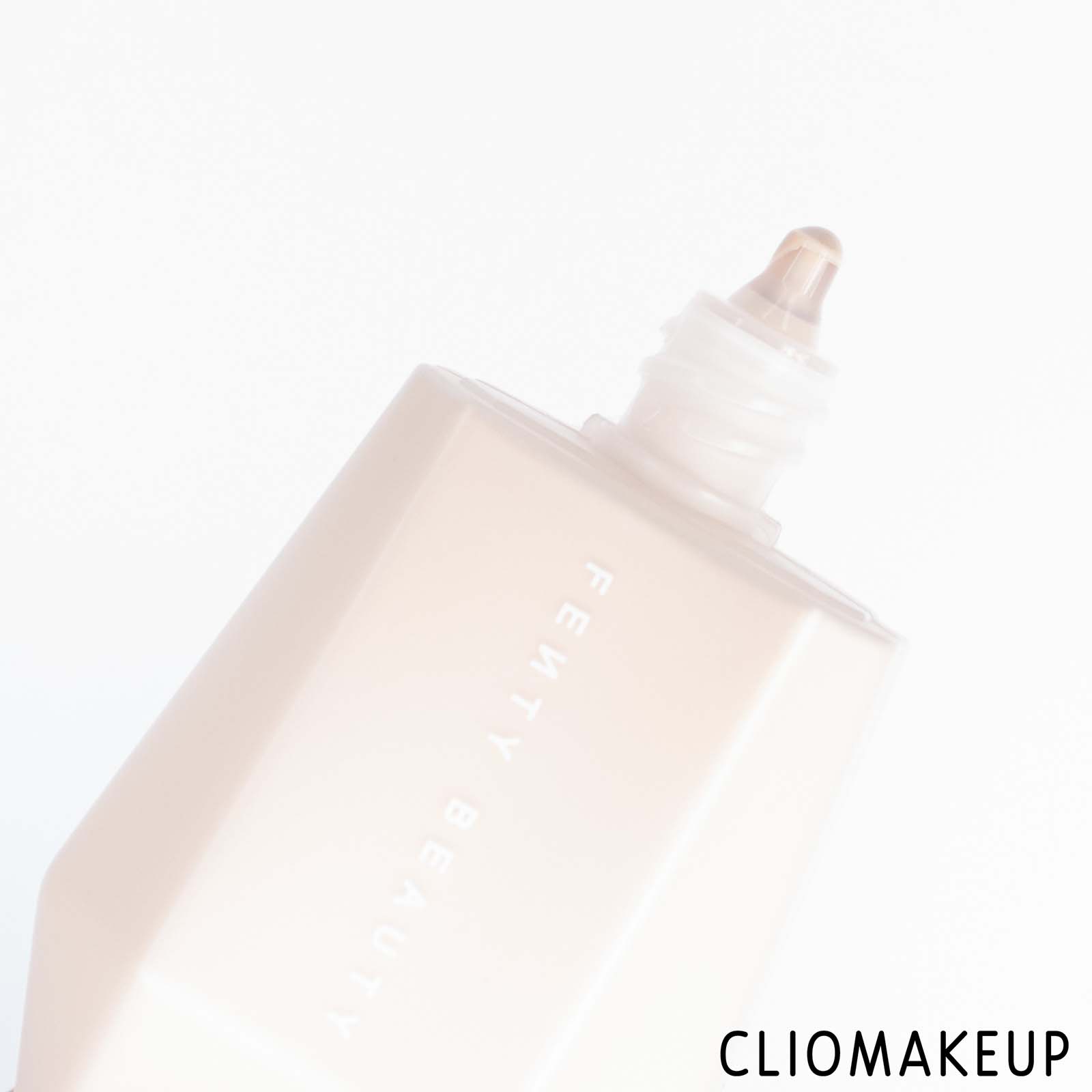 cliomakeup-recensione-fondotinta-fenty-beauty-eaze-drop-blurring-skin-tint-5