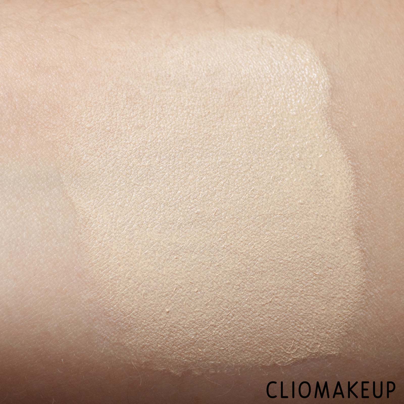 cliomakeup-recensione-fondotinta-fenty-beauty-eaze-drop-blurring-skin-tint-8