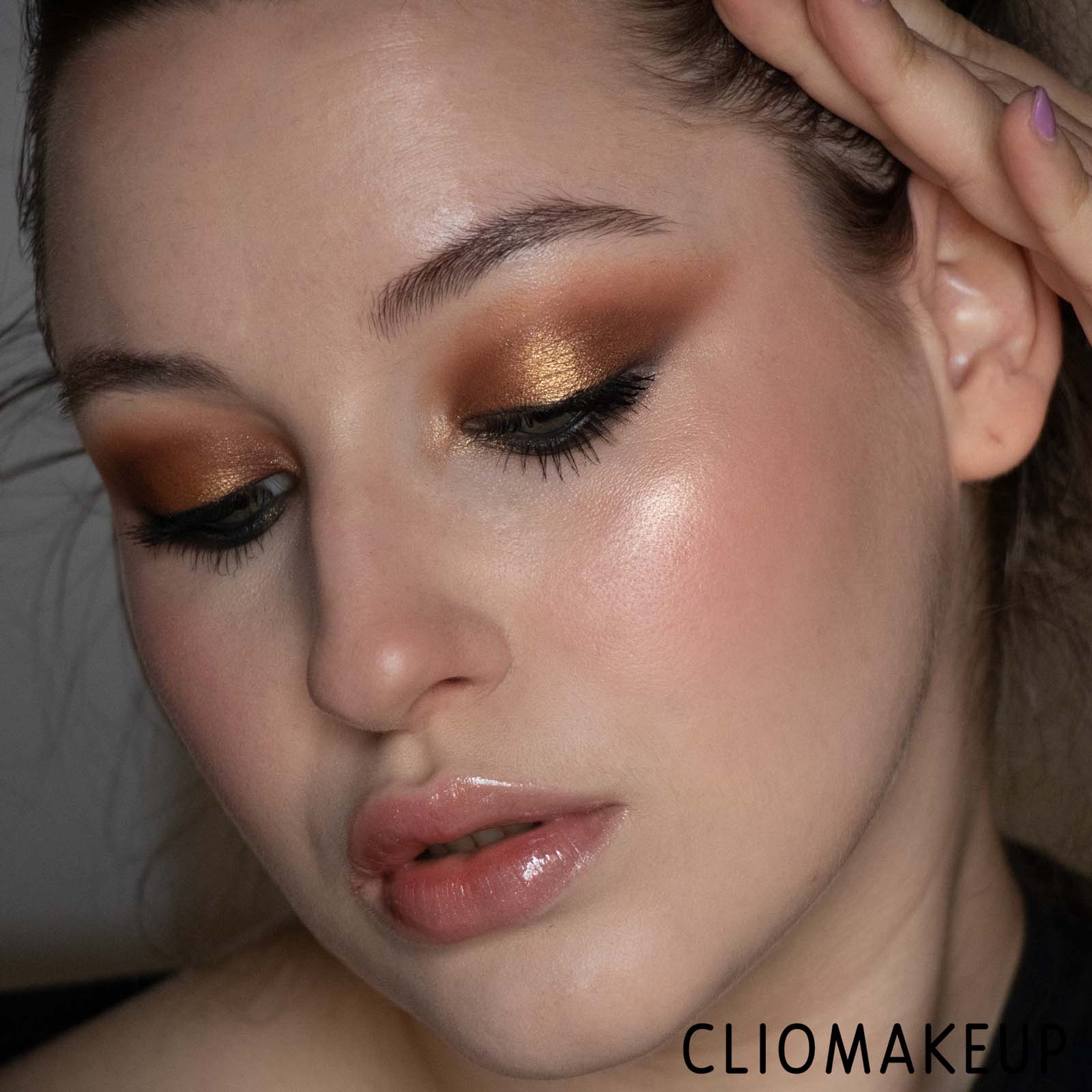 Cliomakeup-Recensione-Correttore-Tarte-Shape-Tape-Ultra-Creamy-Concealer-14