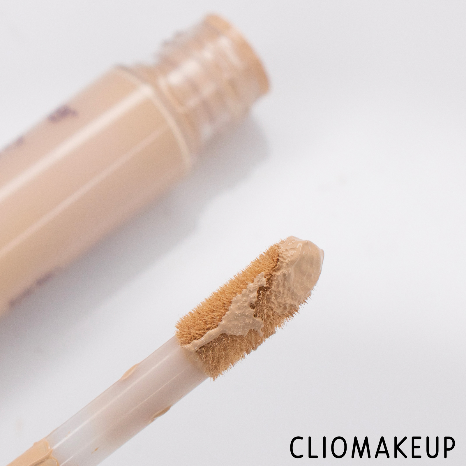 Cliomakeup-Recensione-Correttore-Tarte-Shape-Tape-Ultra-Creamy-Concealer-5