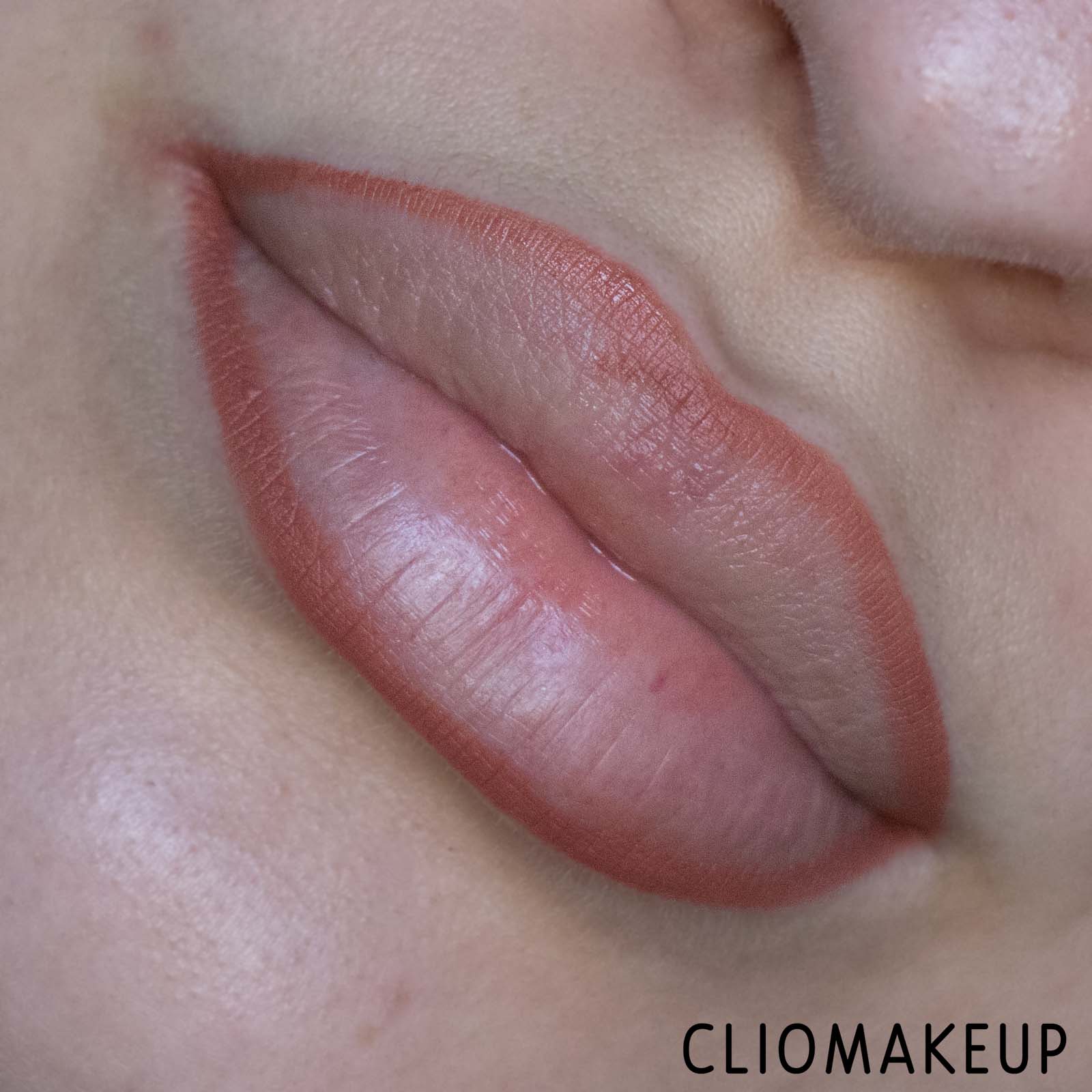 Cliomakeup-Recensione-matita-labbra-Huda-Beauty-Lip-Contour-2.0-Automatic-Lip-Pencil-10