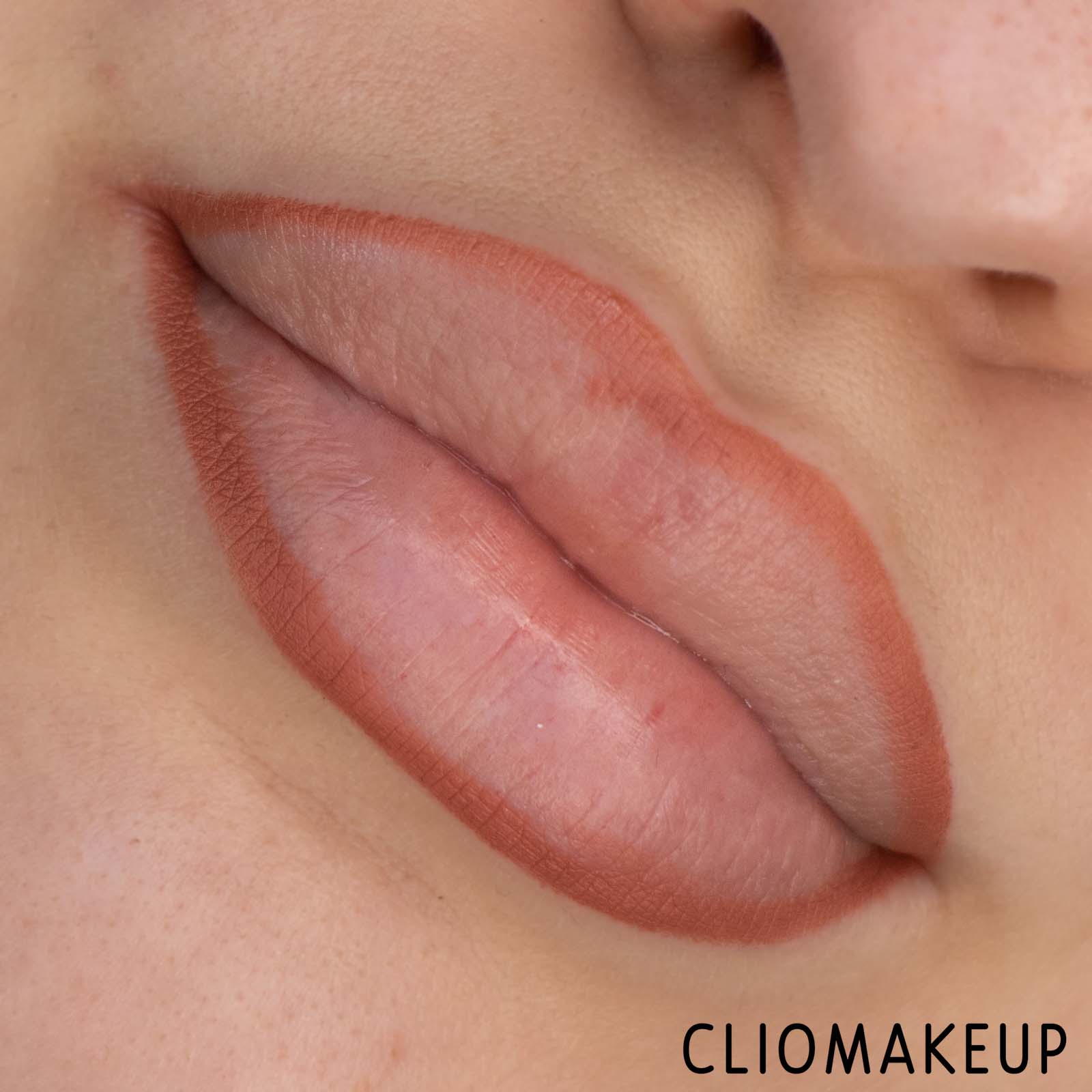 Cliomakeup-Recensione-matita-labbra-Huda-Beauty-Lip-Contour-2.0-Automatic-Lip-Pencil-11