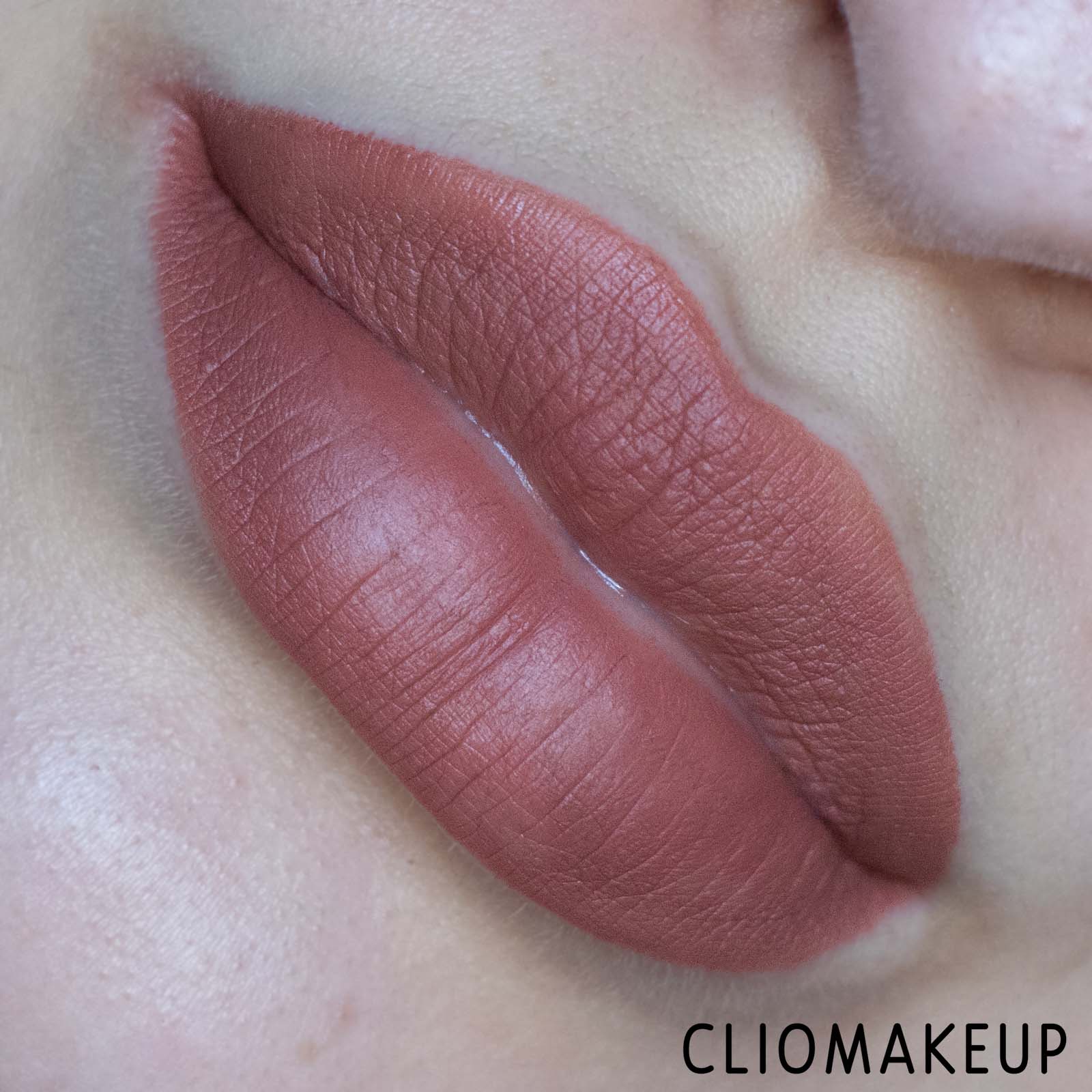 Cliomakeup-Recensione-matita-labbra-Huda-Beauty-Lip-Contour-2.0-Automatic-Lip-Pencil-12