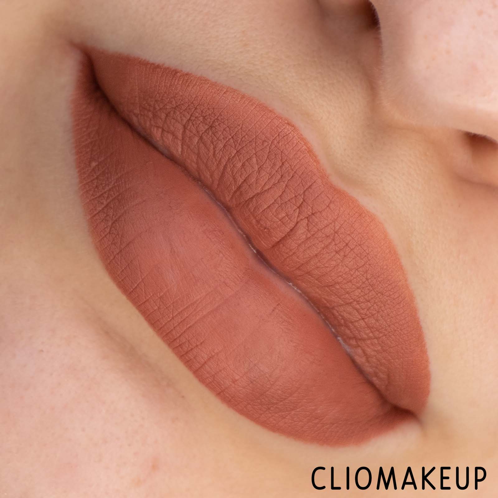Cliomakeup-Recensione-matita-labbra-Huda-Beauty-Lip-Contour-2.0-Automatic-Lip-Pencil-13