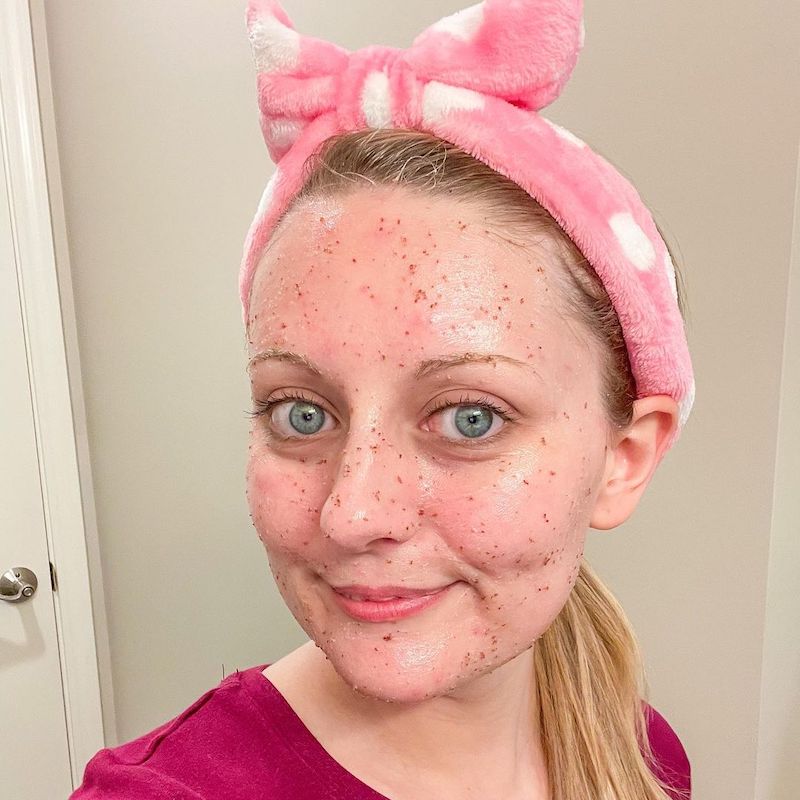 cliomakeup-scrub-viso-primavera-2021-teamclio-applicazione