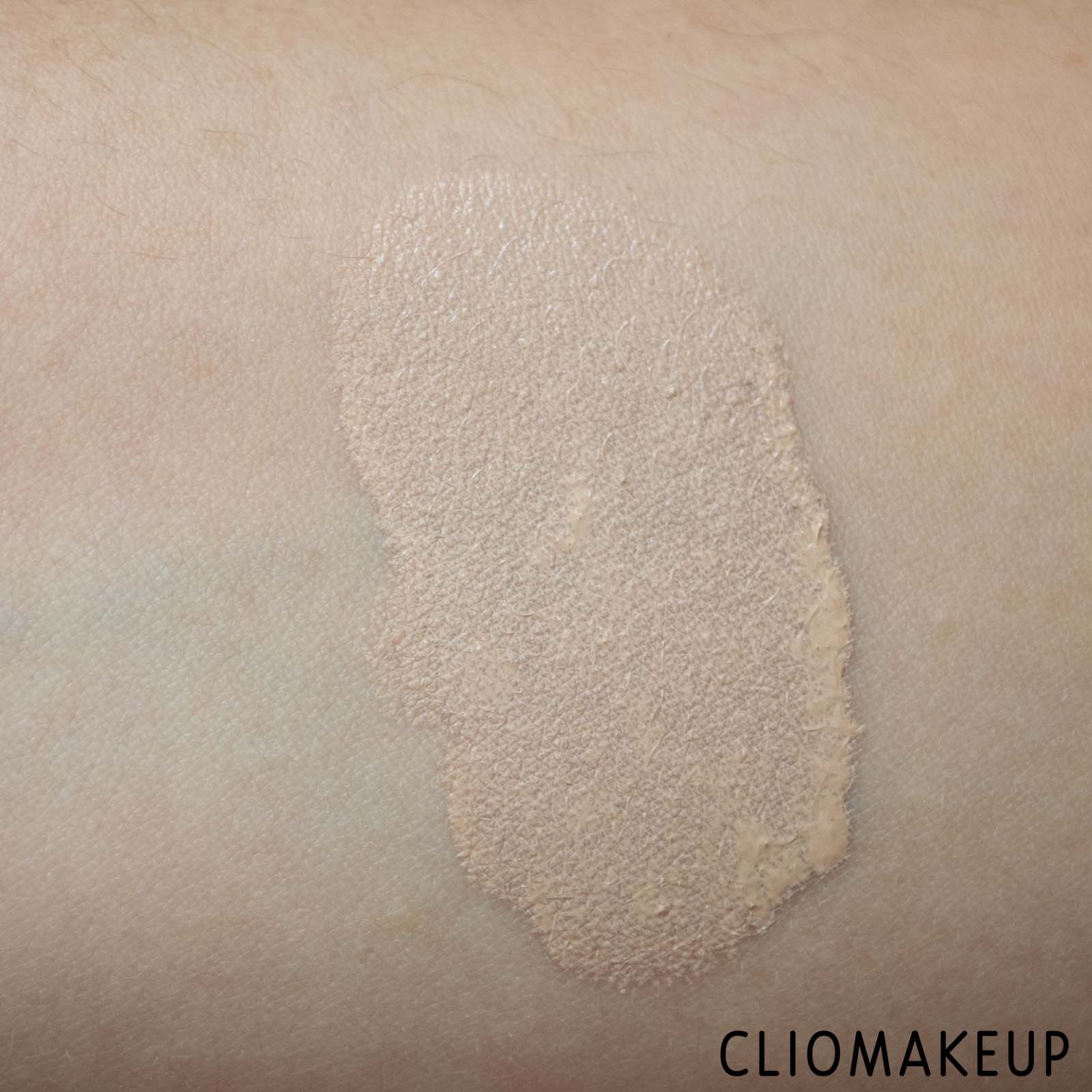 cliomakeup-recensione-correttore-makeup-revolution-eye-bright-illuminating-under-eye-concealer-6