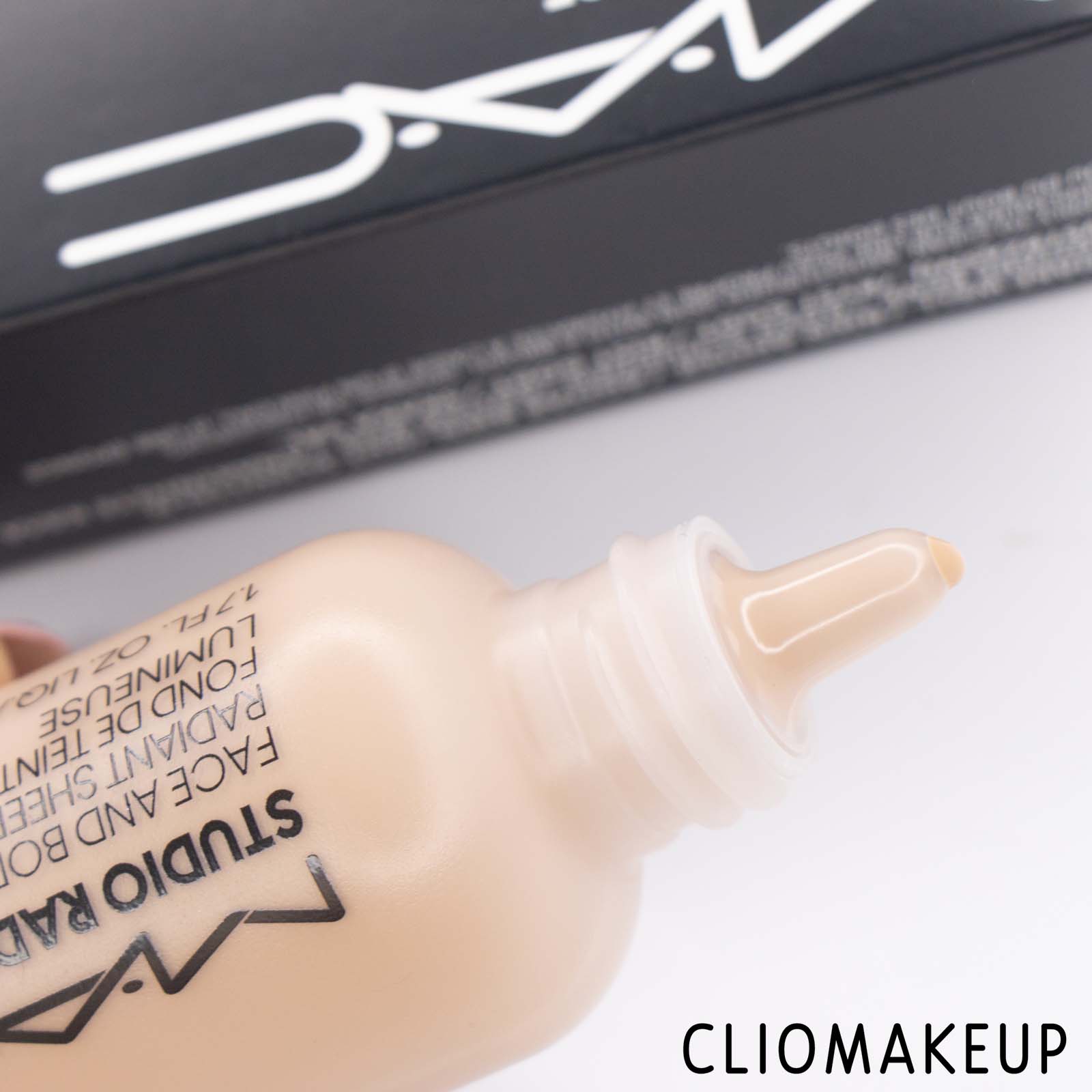 Cliomakeup-Recensione-Fondotinta-MAC-Studio-Radiance-Face-And-Body-Radiant-Sheer-Foundation-5