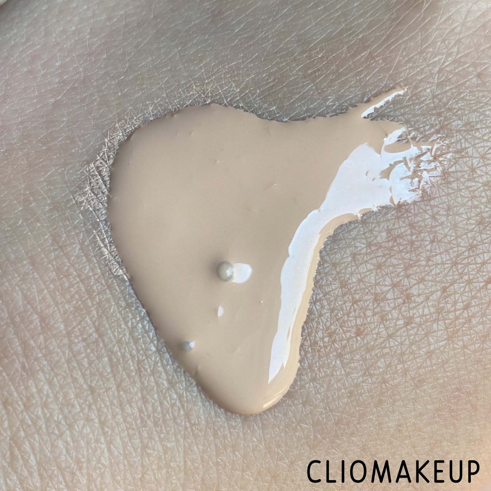 Cliomakeup-Recensione-Fondotinta-MAC-Studio-Radiance-Face-And-Body-Radiant-Sheer-Foundation-6