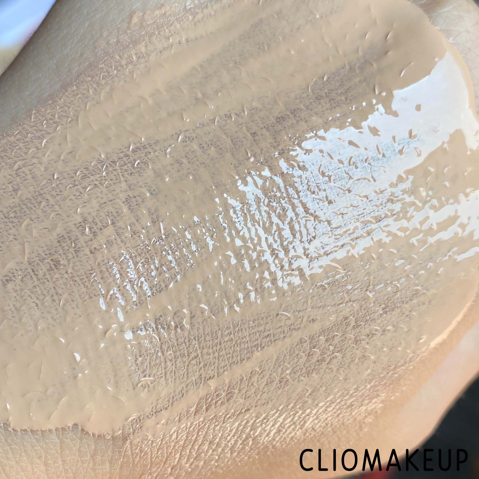 Cliomakeup-Recensione-Fondotinta-MAC-Studio-Radiance-Face-And-Body-Radiant-Sheer-Foundation-8