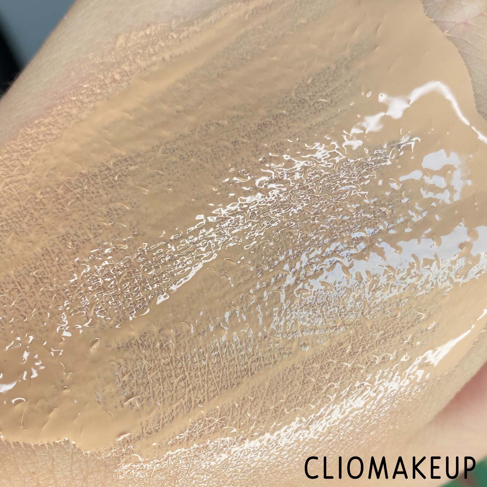 Cliomakeup-Recensione-Fondotinta-MAC-Studio-Radiance-Face-And-Body-Radiant-Sheer-Foundation-9