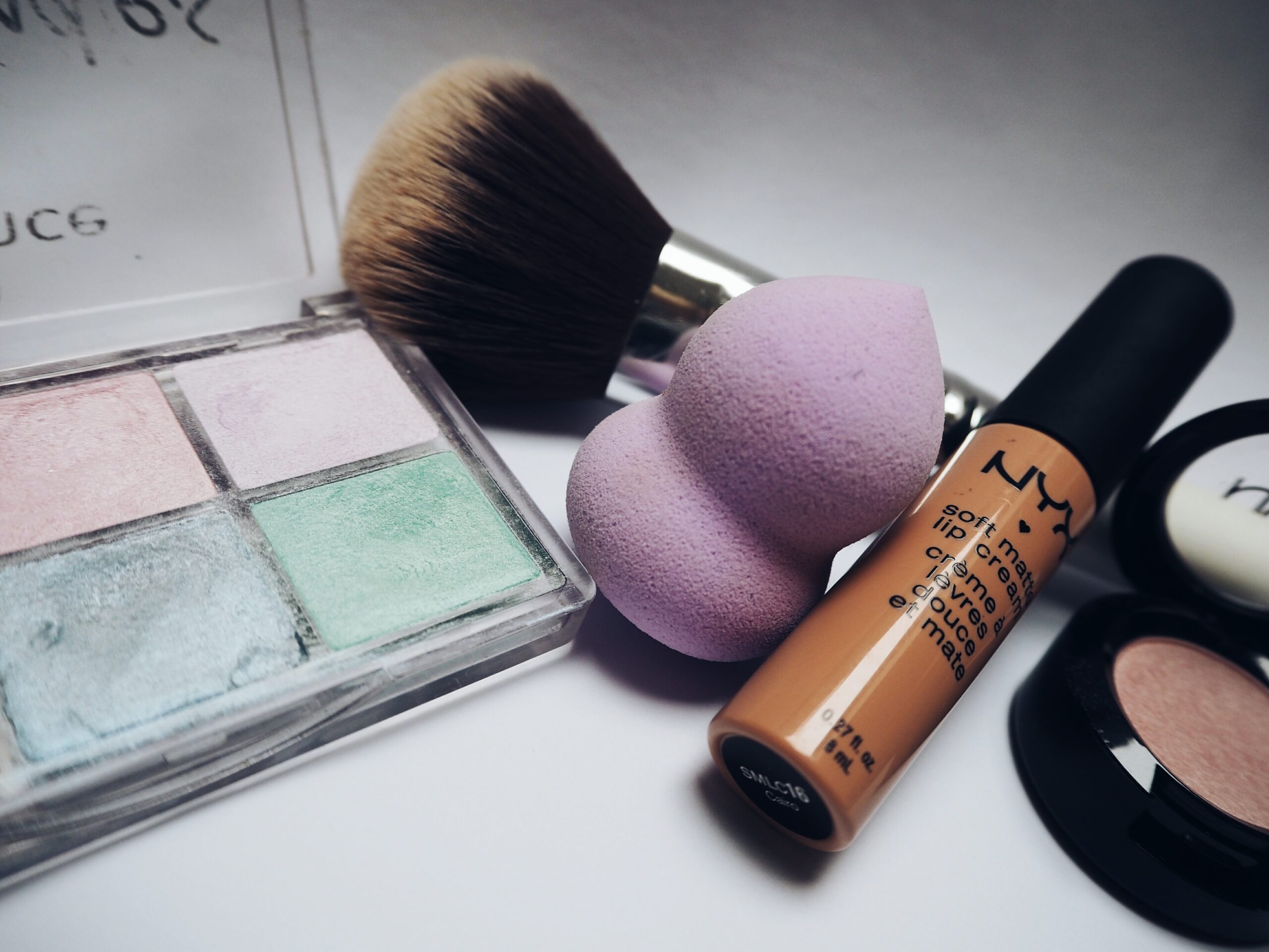 Cliomakeup-quanto-sono-sporchi-i-pennelli-spugnetta-trucchi