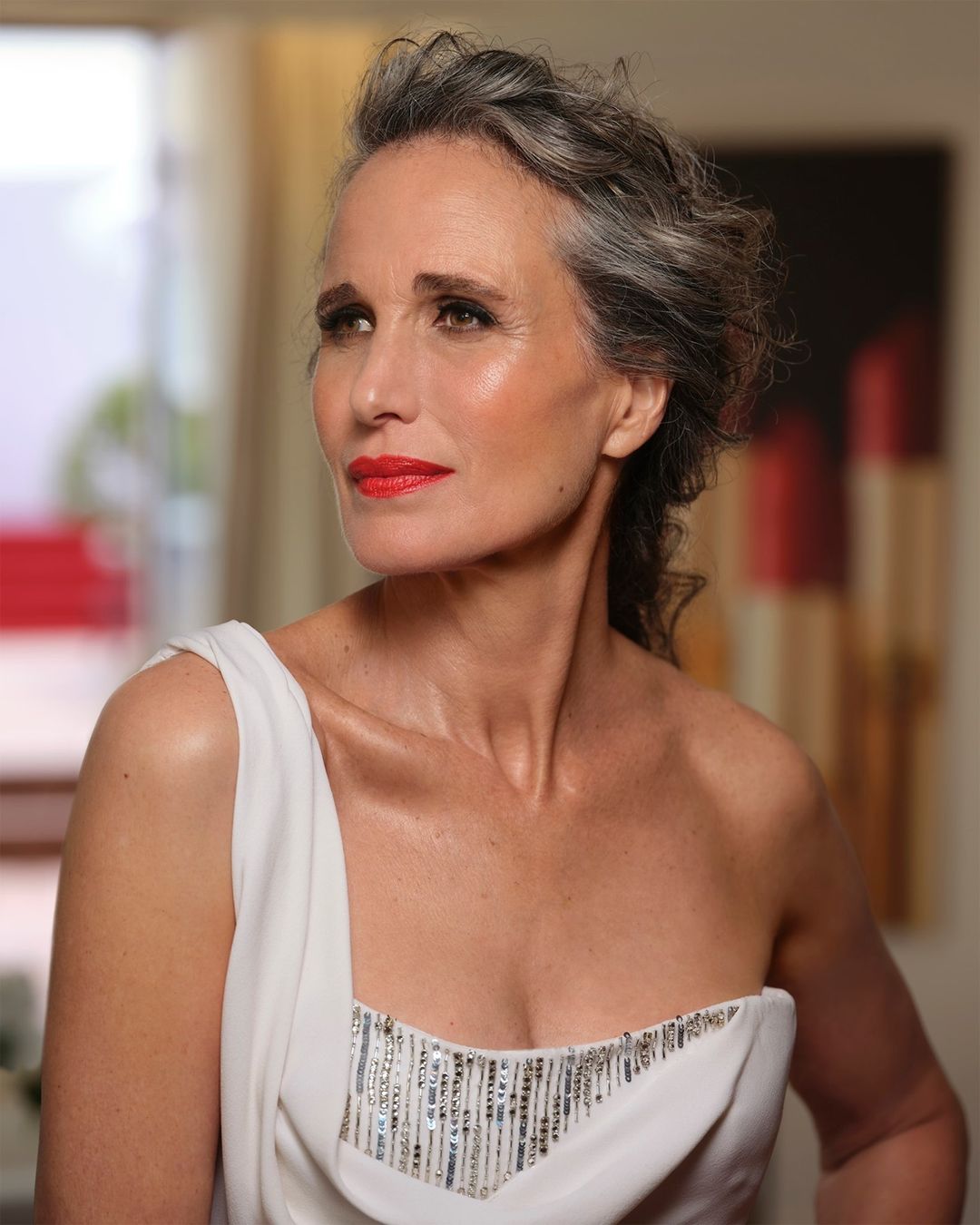 Cliomakeup-star-capelli-senza-tinta-lorealparis-Andi-MacDowell-festival-cannes-2021 