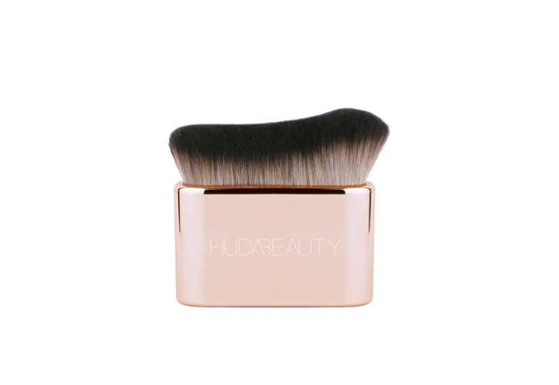 cliomakeup-come-mettere-bene-illuminante-pennello-huda-beauty