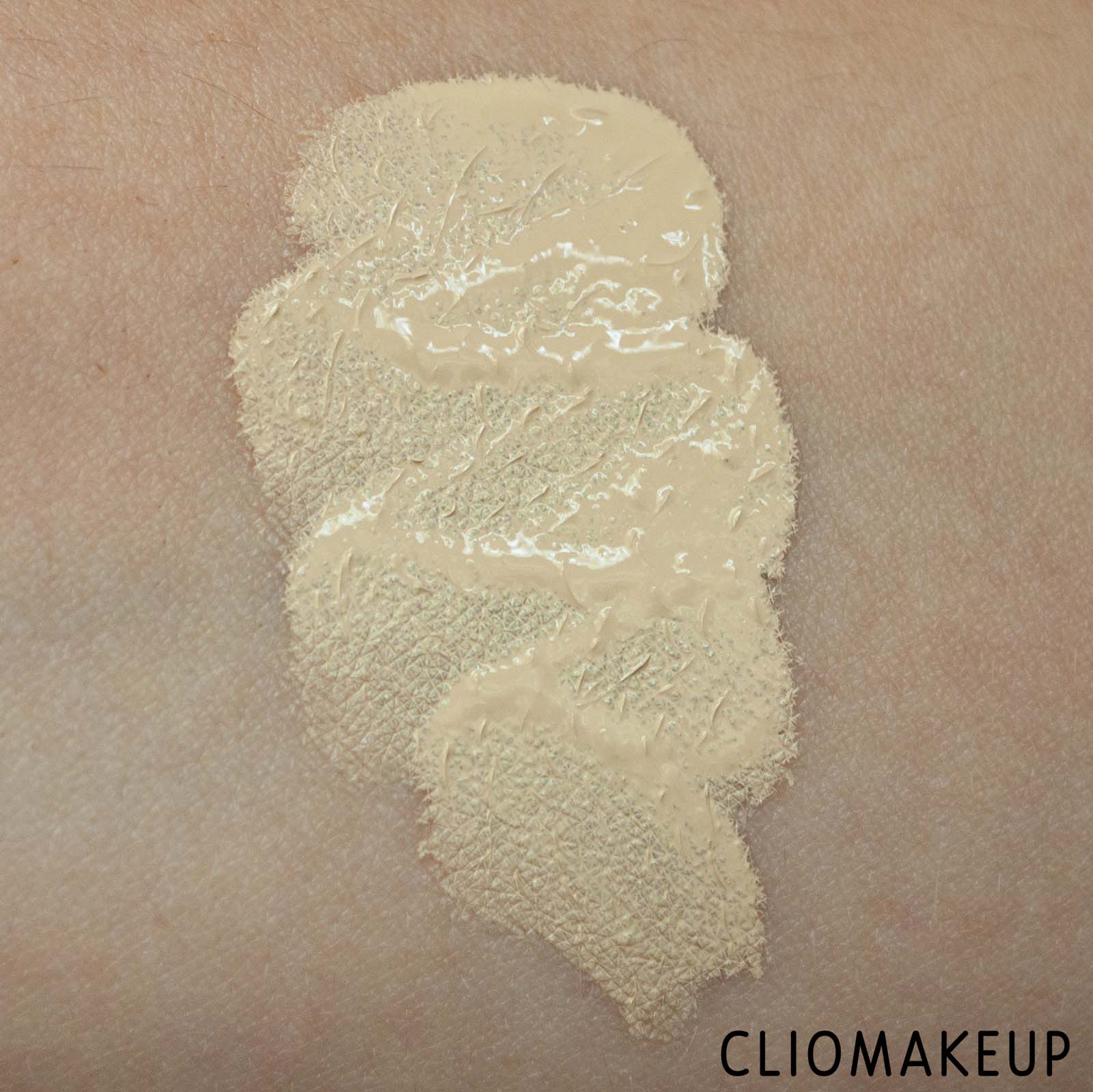 cliomakeup-recensione-fondotinta-rare-beauty-liquid-touch-weightless-foundation-6