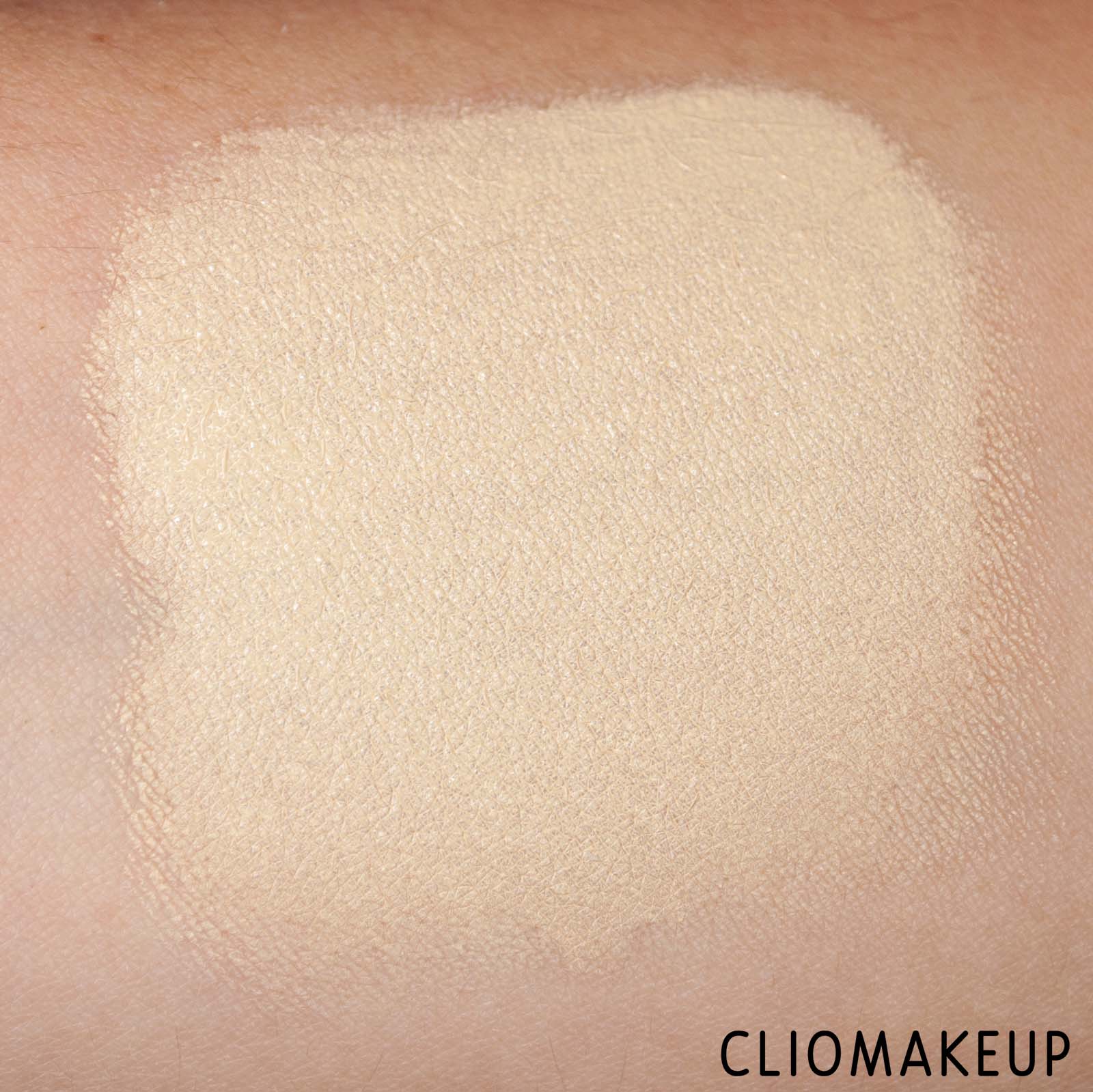 cliomakeup-recensione-fondotinta-rare-beauty-liquid-touch-weightless-foundation-9