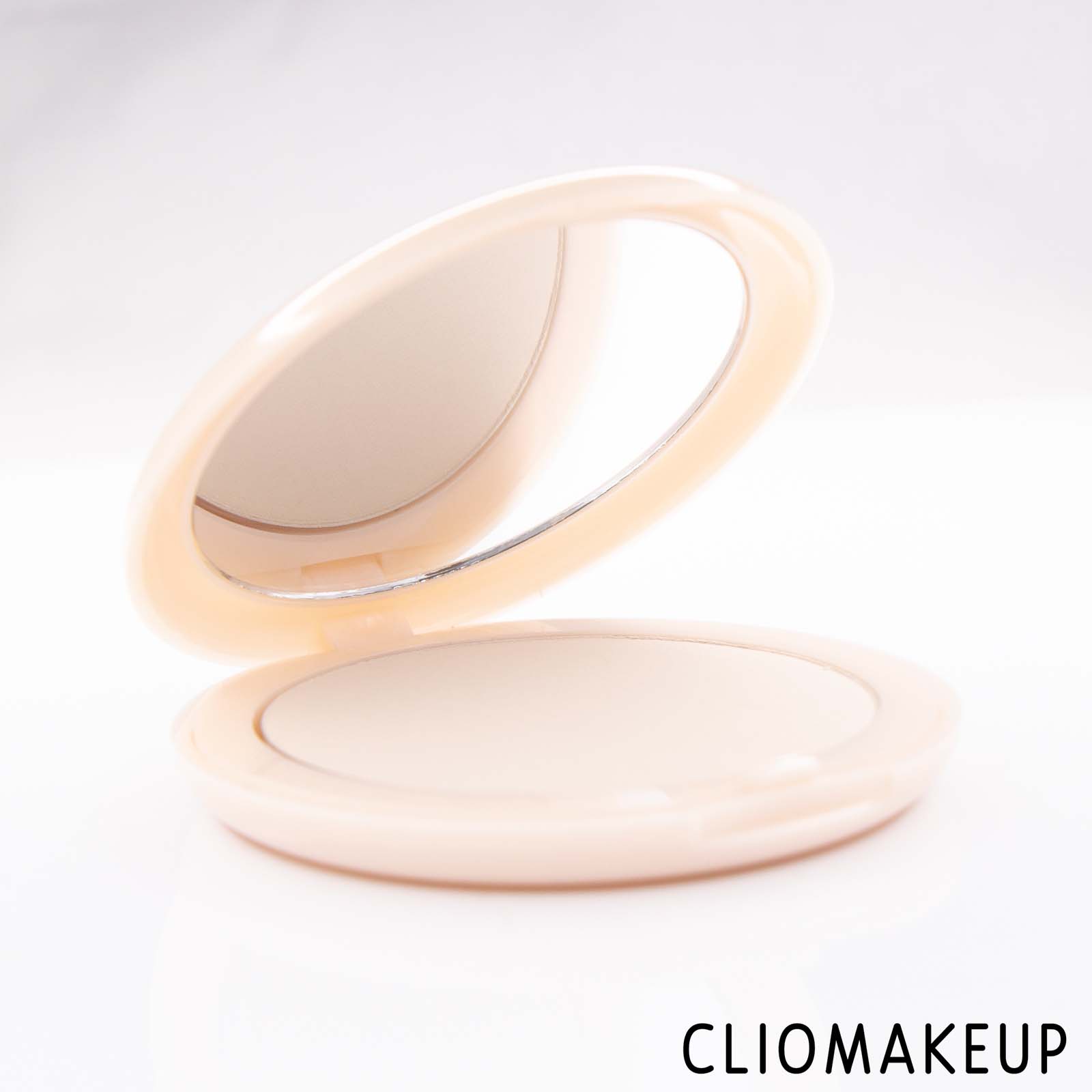 Cliomakeup-Neve-Cosmetics-Flat-Perfection-Smoothing-Compact-Powder-Fluffy-Matte-Cipria-4
