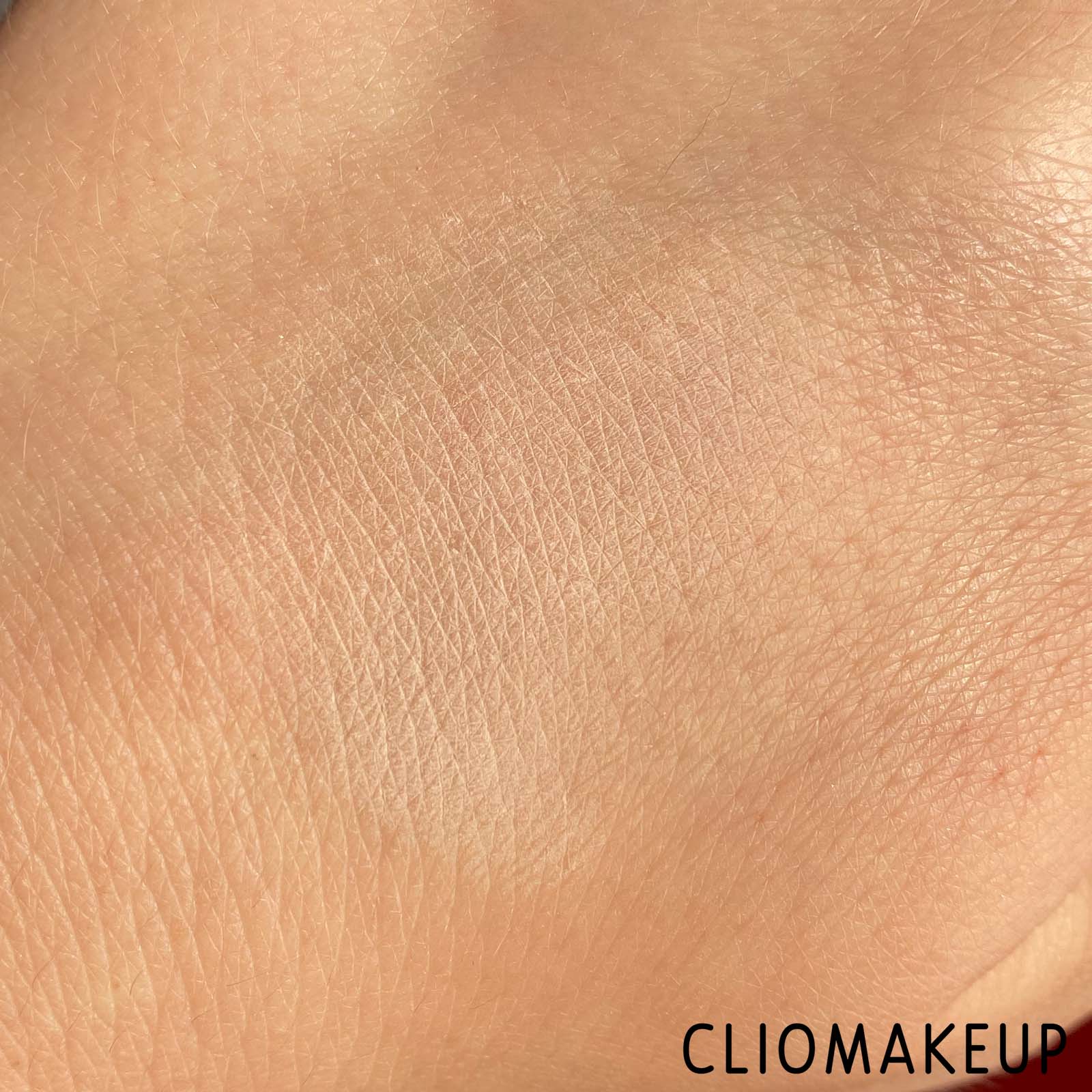 Cliomakeup-Neve-Cosmetics-Flat-Perfection-Smoothing-Compact-Powder-Fluffy-Matte-Cipria-6
