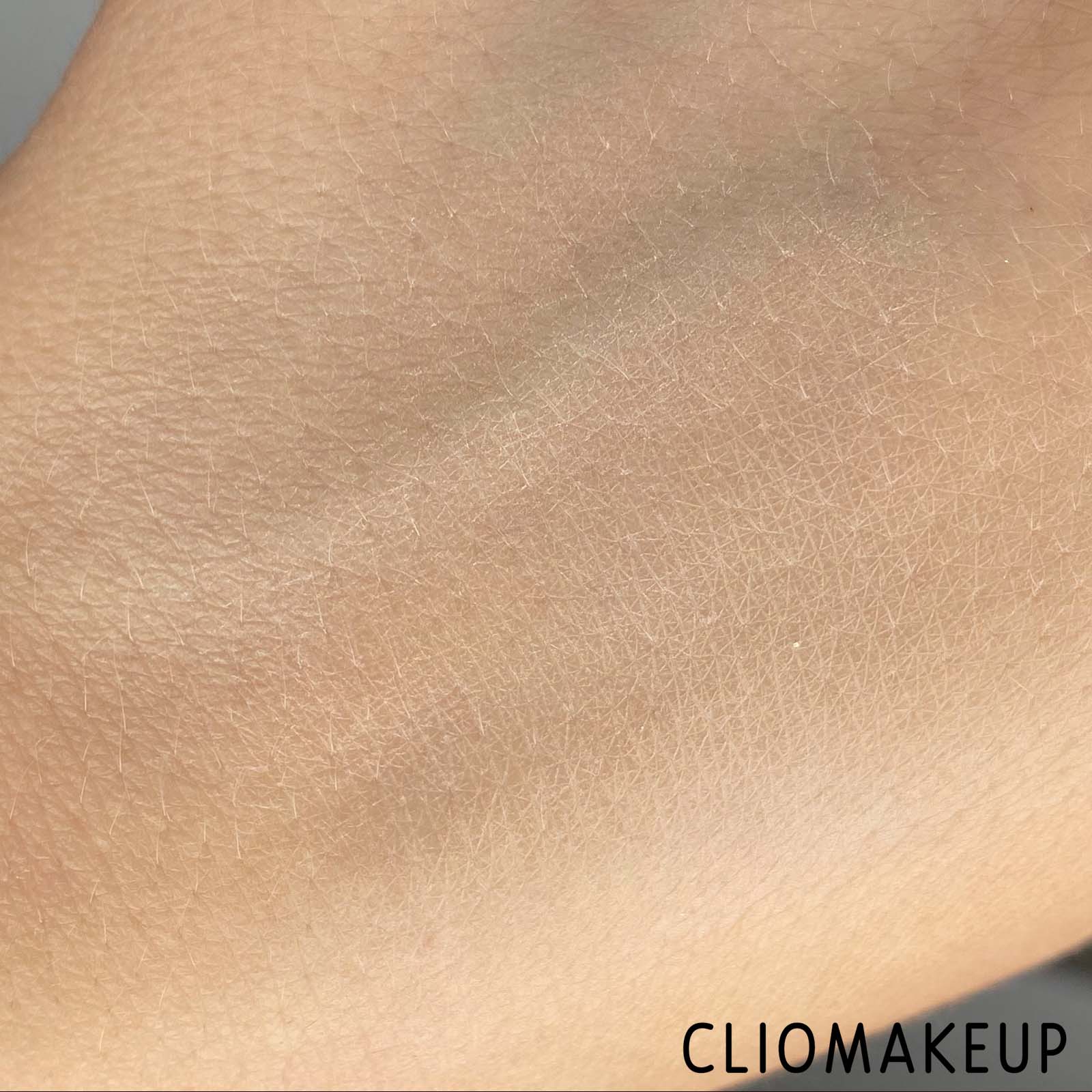 Cliomakeup-Neve-Cosmetics-Flat-Perfection-Smoothing-Compact-Powder-Fluffy-Matte-Cipria-9