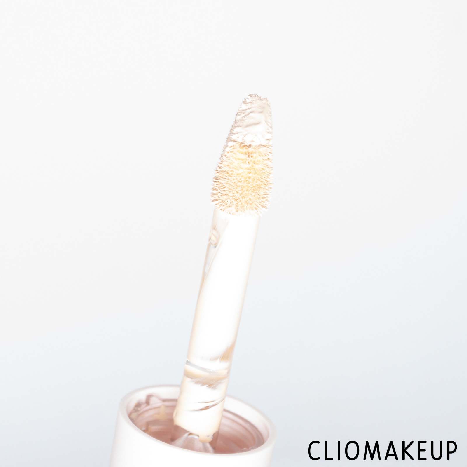 cliomakeup-recensione-correttore-rare-beauty-liquid-touch-brightening-concealer-5