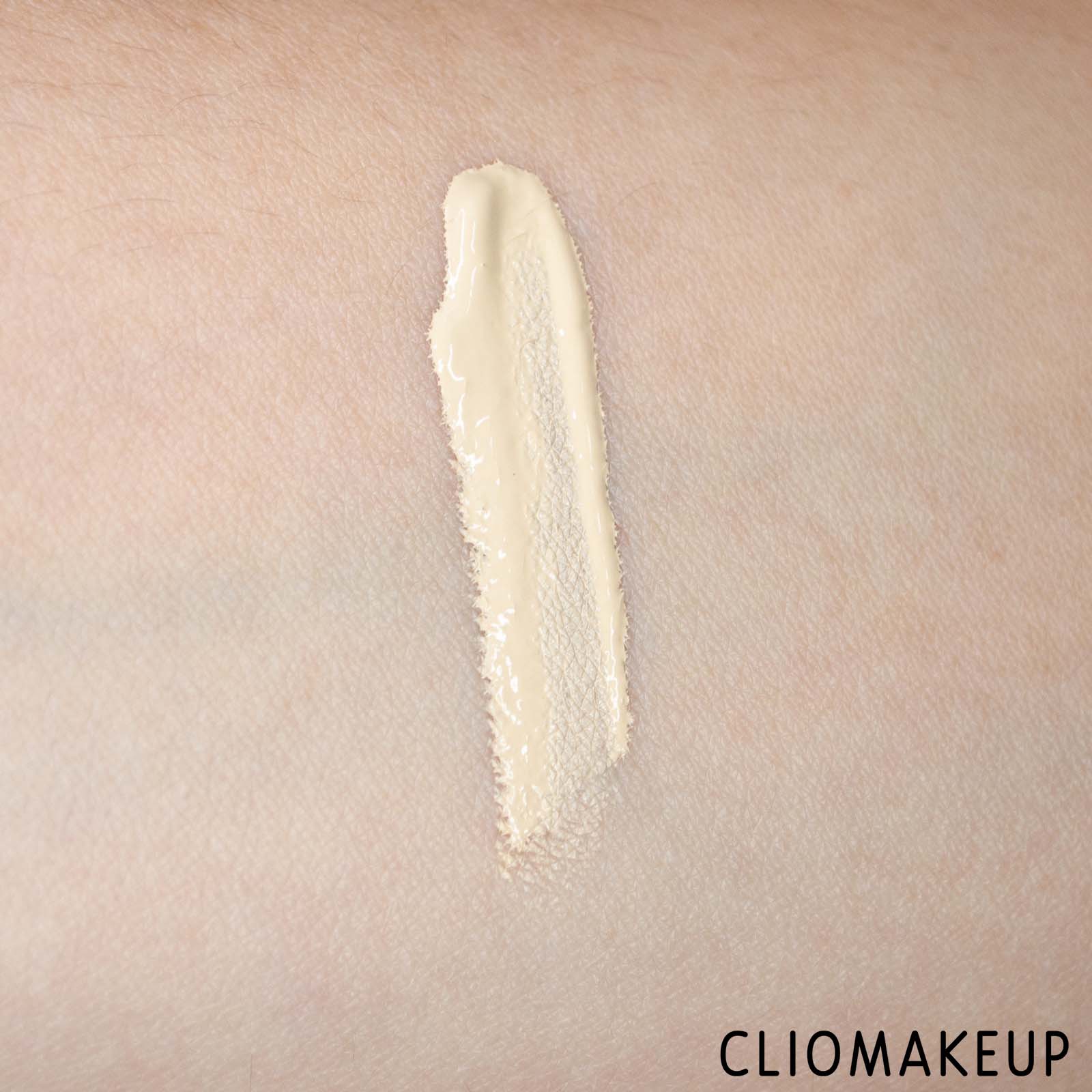 cliomakeup-recensione-correttore-rare-beauty-liquid-touch-brightening-concealer-7