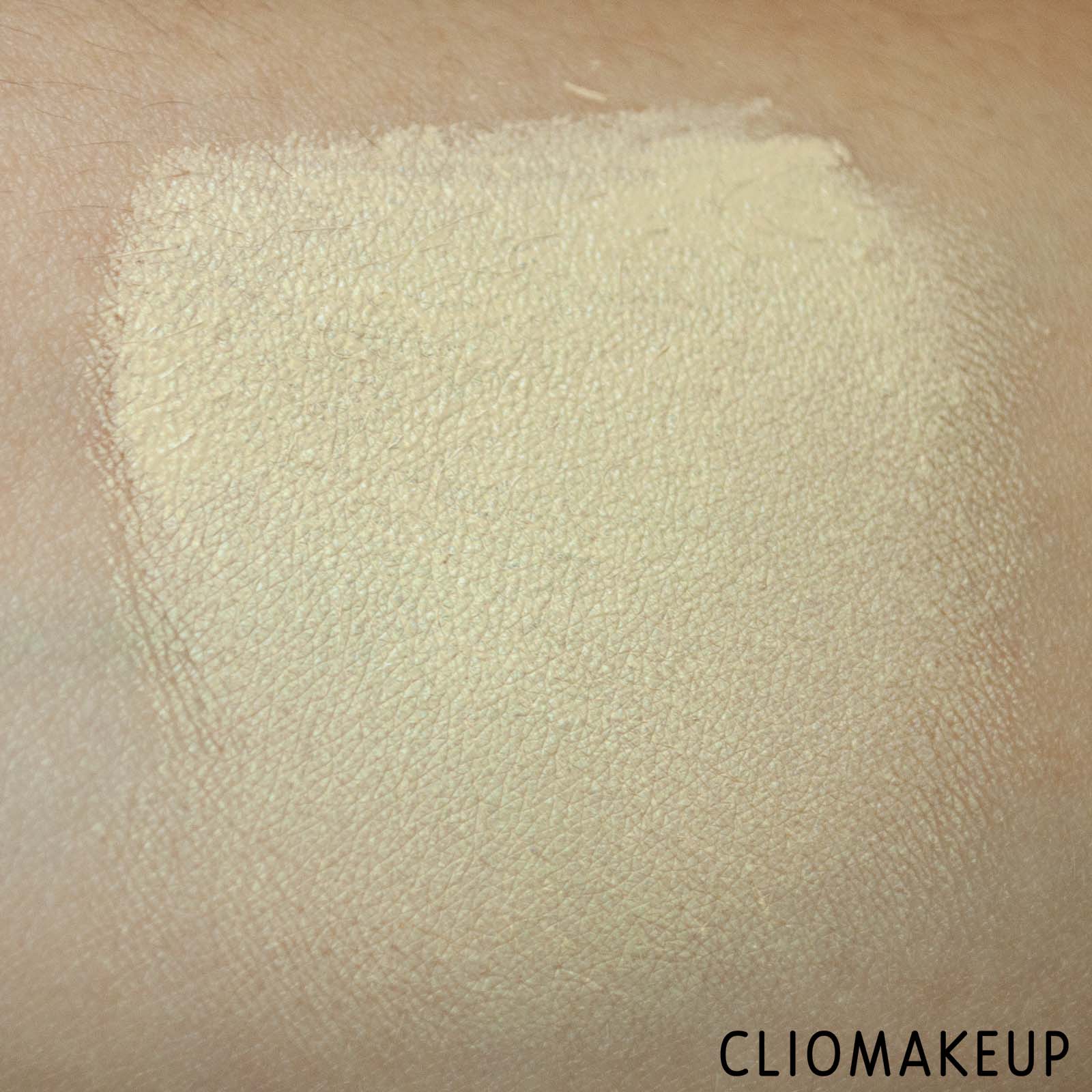 cliomakeup-recensione-correttore-rare-beauty-liquid-touch-brightening-concealer-8
