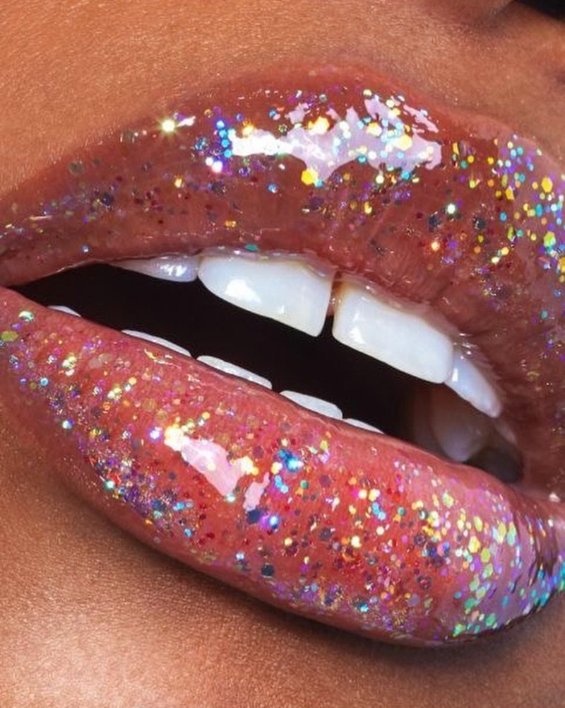 cliomakeup-trucco-notte-san-lorenzo-2021-labbra-glitterate
