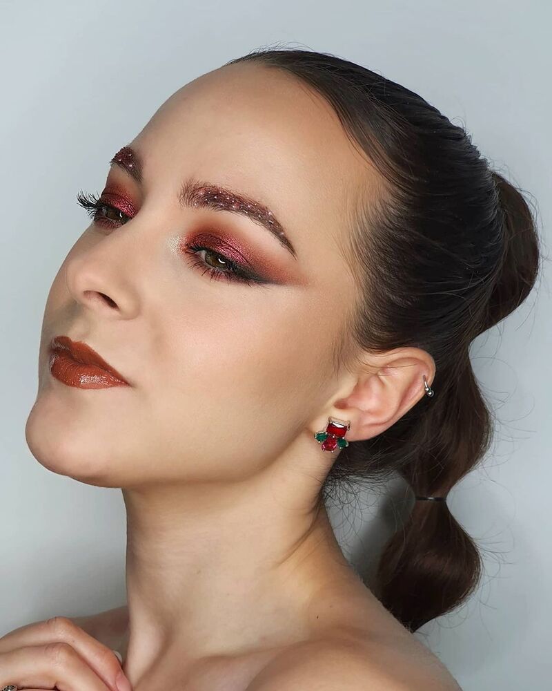 cliomakeup-trucco-notte-san-lorenzo-2021-sopracciglia-colorate