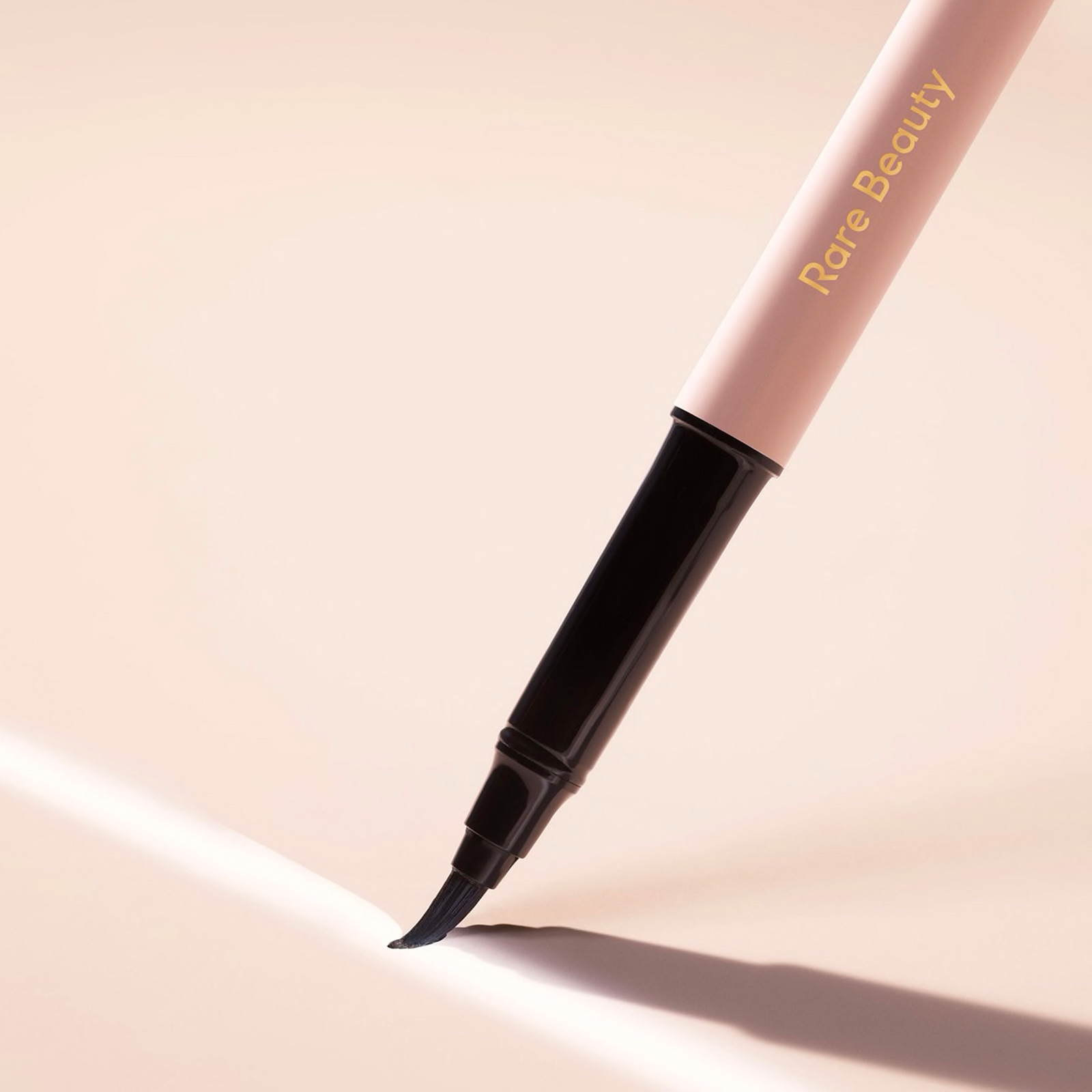 cliomakeup-recensione-eyeliner-rare-beauty-perfect-strokes-matte-liquid-liner-3