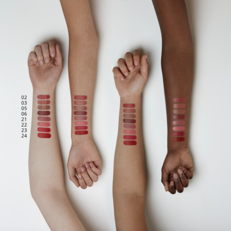 cliomakeup-essence-autunno-inverno-2021-2022-rossetto-this-is-me-swatch