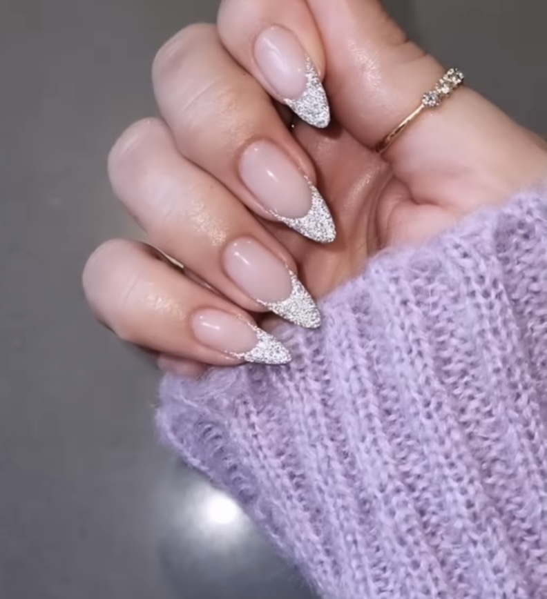 Cliomakeup-unghie-french-glitter-mandorla-argento