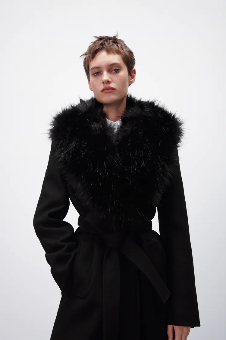 Cliomakeup-cappotti-inverno-2022-zara-cappotto-nero-collo-pelliccia