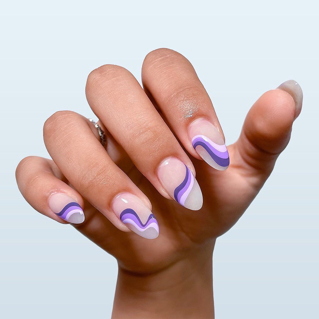 Cliomakeup-unghie-pantone-2022-very-peri-Swirl-nail-art