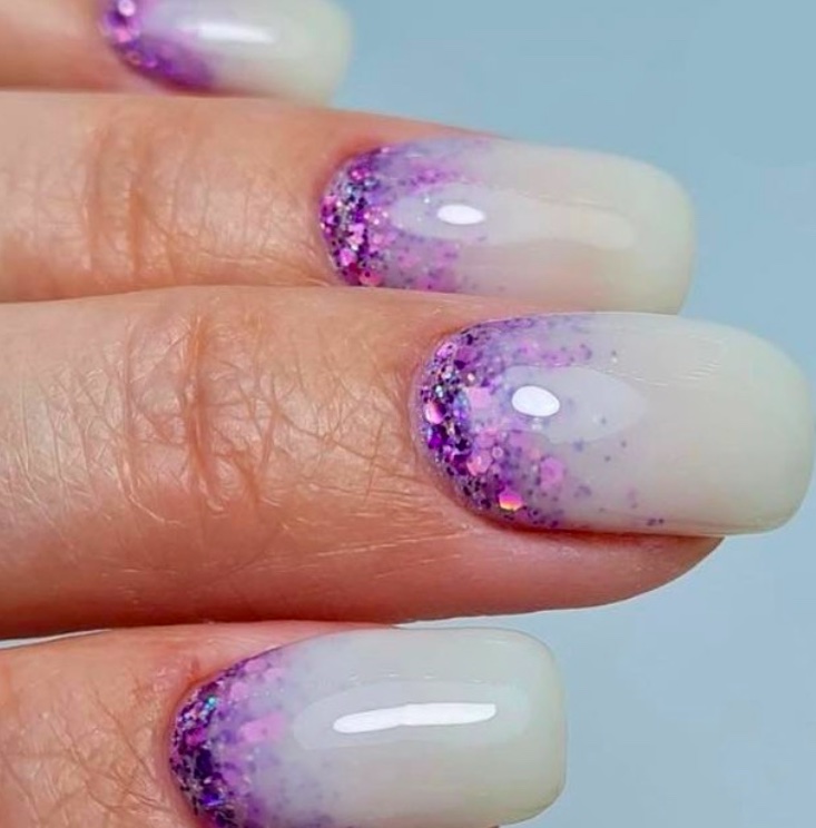 Cliomakeup-unghie-pantone-2022-very-peri-french-glitter