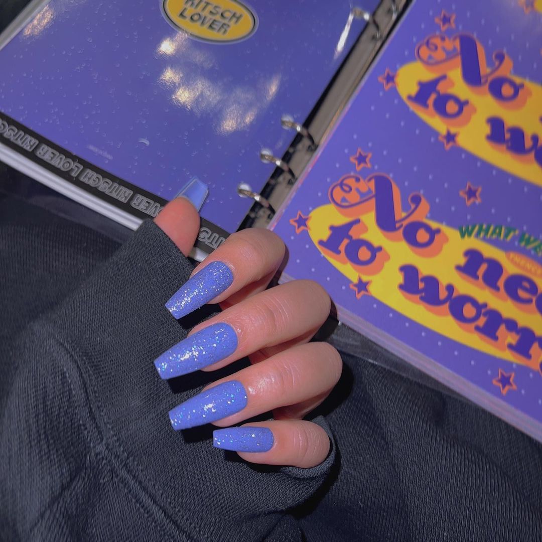 Cliomakeup-unghie-pantone-2022-very-peri-glitter