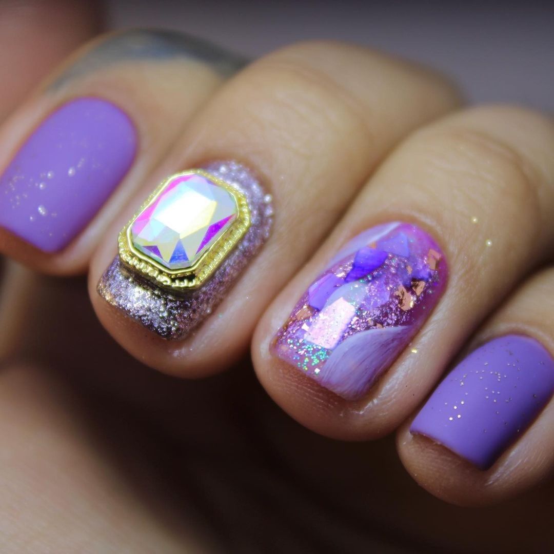 Cliomakeup-unghie-pantone-2022-very-peri-nail-art-glitter