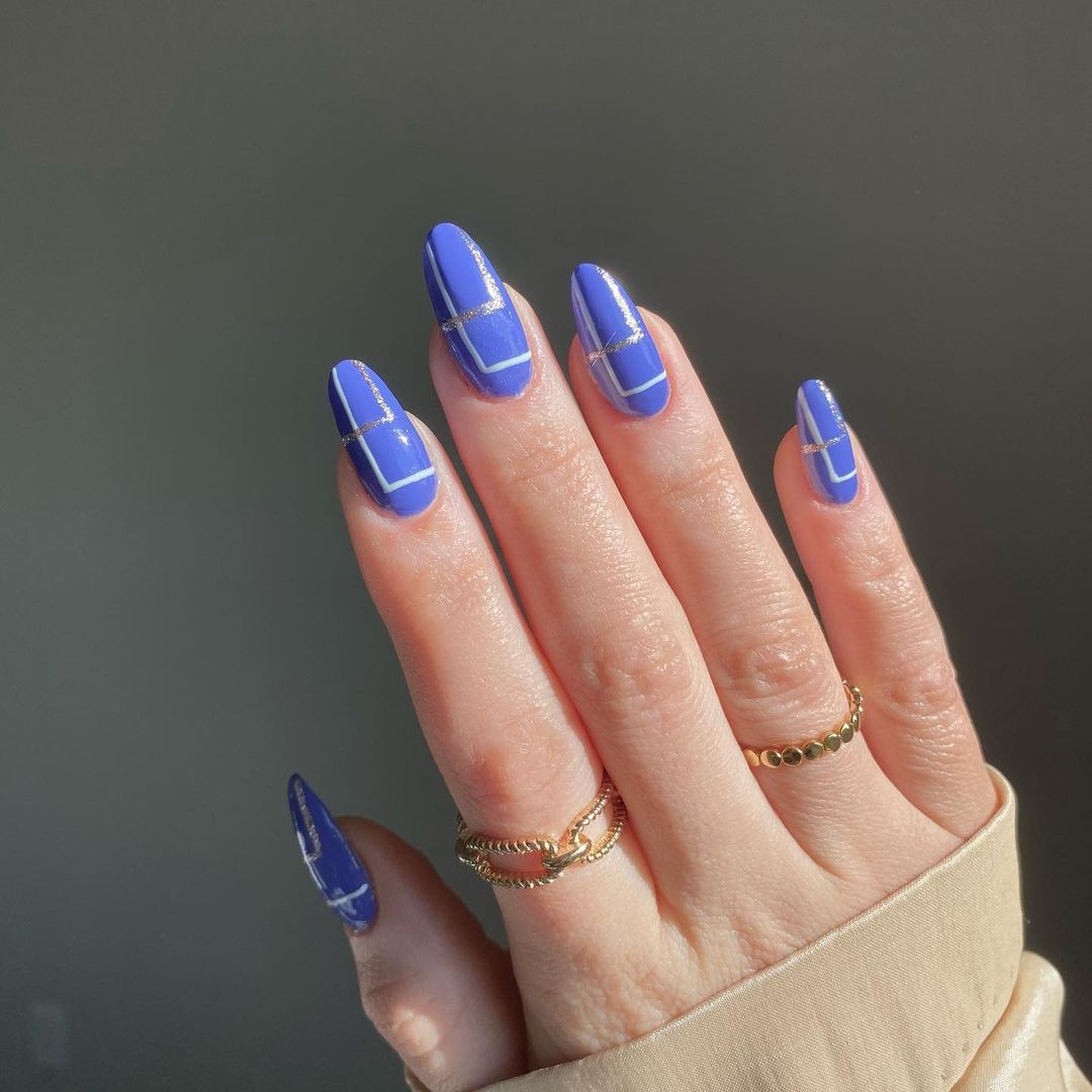 Cliomakeup-unghie-pantone-2022-very-peri-unghie-mandorla