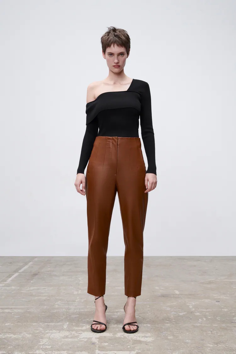 Cliomakeup-zara-primavera-2022-pantaloni-vita-alta-effetto-pelle-whiskey