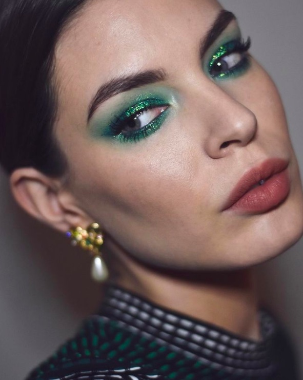 Cliomakeup-makeup-occhi-colorati-2022-smokey-eyes-verde-glitter
