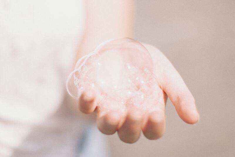cliomakeup-come-ringiovanire-le-mani-detersione