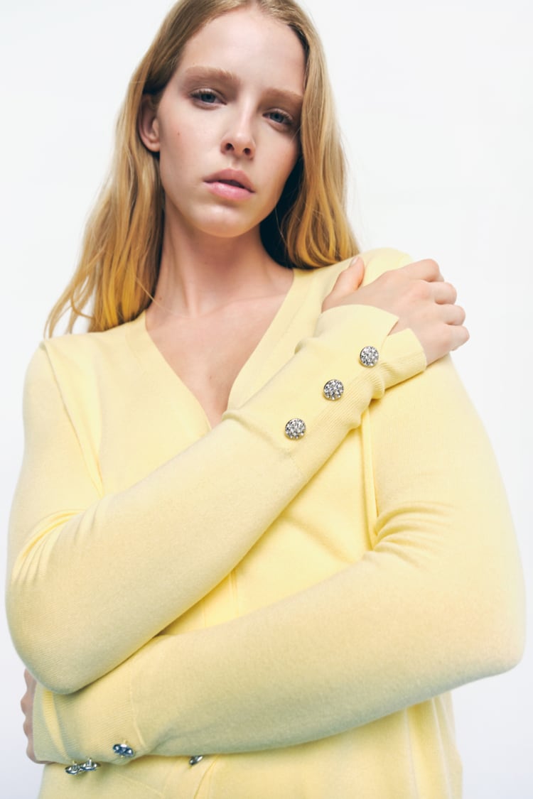 Cliomakeup-capi-must-have-primavera-2022-CARDIGAN-IN-MAGLIA-CON-BOTTONI-GIOIELLO-GIALLO